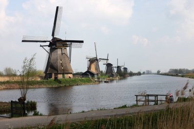 Hollanda, Kinderdijk 'teki yel değirmenleri, UNESCO' nun dünya mirası. 1740 Sisteminde inşa edilen yel değirmenleri, sel baskınlarını önlemek için daha büyük bir su yönetim sisteminin parçasıdır..