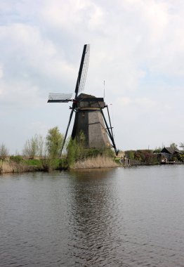 Hollanda 'daki Kinderdijk' teki 19 rüzgar değirmeninden biri. 1740 yılında inşa edilen, Hollanda 'daki en büyük yel değirmeni yoğunluğu, UNESCO' nun dünya mirası alanı.. 