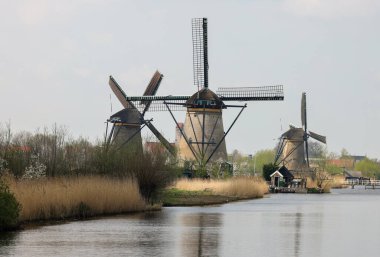 Hollanda, Kinderdijk 'teki yel değirmenleri, UNESCO' nun dünya mirası. 1740 Sisteminde inşa edilen yel değirmenleri, sel baskınlarını önlemek için daha büyük bir su yönetim sisteminin parçasıdır..