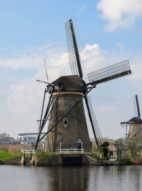 Hollanda, Kinderdijk 'teki yel değirmenleri, UNESCO' nun dünya mirası. 1740 Sisteminde inşa edilen yel değirmenleri, sel baskınlarını önlemek için daha büyük bir su yönetim sisteminin parçasıdır..