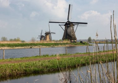 Hollanda, Kinderdijk 'teki yel değirmenleri, UNESCO' nun dünya mirası. 1740 'larda inşa edilen 19 adet yel değirmeni, sel baskınını önlemek için daha büyük bir su yönetim sisteminin parçasıdır..