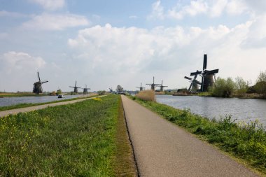 Kinderdijk, Hollanda - 17 Nisan 2023: 19 Kinderdijk 'te inşa edilen yel değirmenleri, seli önlemek için daha büyük bir su yönetim sisteminin parçasıdır. Bir UNESCO dünya mirası sahası.