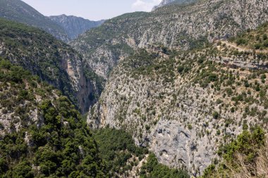 Fransa 'nın güneydoğusundaki Alpes-de-Haute-Provence bölgesinde yer alan Verdon Nehri tarafından oluşturulan derin ve dik bir kanyon.