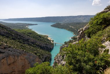 Pont du Galetas ile Sainte-Croix Gölü Verdon Vadisi 'nin çıkışından görülüyor. Alpes-de-Haute-Provence, Fransa