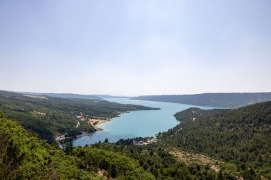 Pont du Galetas ile Sainte-Croix Gölü Verdon Vadisi 'nin çıkışından görülüyor. Alpes-de-Haute-Provence, Fransa