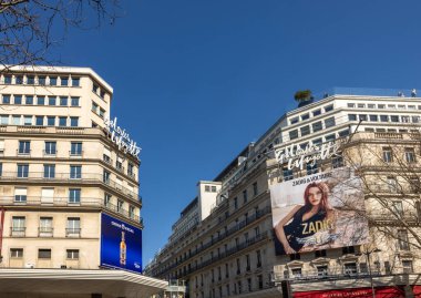 Paris, Fransa - 18 Mart 2025: Galeries Lafayette, Paris. Mimar Georges Chedanne dükkanı Art Nouveau marka cam ve çelik kubbeyle tasarladı. 