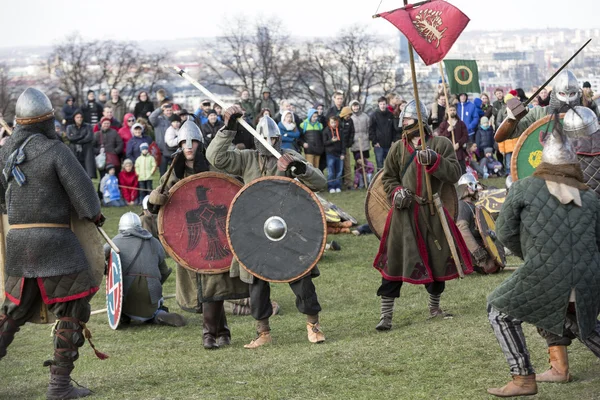 Unbekannte Teilnehmer der rekawka - polnischen Tradition, die am Dienstag nach Ostern in Krakau gefeiert wurde. — Stockfoto