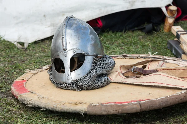 Cracóvia, Polónia. Acampamento de cavaleiros durante o tradicional festival medieval — Fotografia de Stock