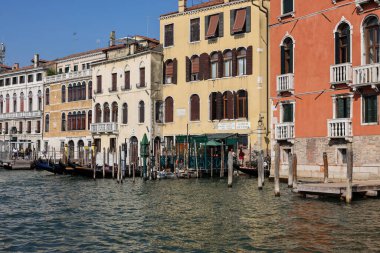 Venedik, İtalya - 6 Eylül 2022: Venedik 'teki Büyük Kanal boyunca bir motorlu tekne gezisinde görülen evler ve saraylar