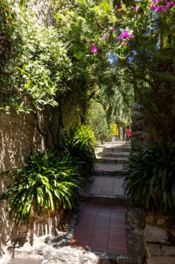 Eze, Fransa - 18 Haziran 2025: Eze - ünlü, büyüleyici tünemiş köy. Fransa 'nın Alpes-Maritimes bölgesindeki en sık ziyaret edilen turistik merkezlerden biri..