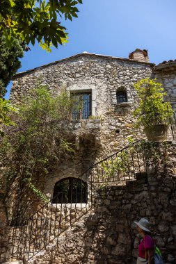 Eze, Fransa - 18 Haziran 2025: Eze - ünlü, büyüleyici tünemiş köy. Fransa 'nın Alpes-Maritimes bölgesindeki en sık ziyaret edilen turistik merkezlerden biri..