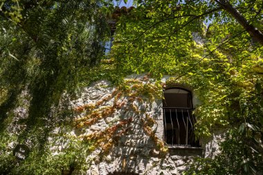 Eze - ünlü, büyüleyici tünemiş köy. Fransa 'nın Alpes-Maritimes bölgesindeki en sık ziyaret edilen turistik merkezlerden biri..
