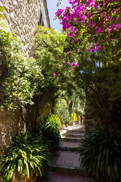 Eze, Fransa - 18 Haziran 2025: Eze - ünlü, büyüleyici tünemiş köy. Fransa 'nın Alpes-Maritimes bölgesindeki en sık ziyaret edilen turistik merkezlerden biri..