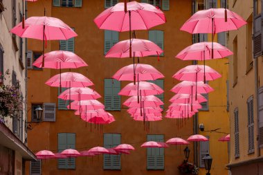 Grasse sokakları, parfümerisiyle tanınan bir şehir, geleneksel uluslararası gül fuarı vesilesiyle pembe şemsiyelerle süslenmiş..