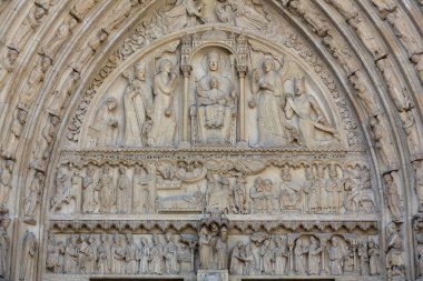 Paris - Batı cephesinde, Notre Dame Katedrali. Saint Anne portal ve ortakulak