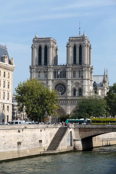 A catedral de Notre Dame em Paris, na França — Fotografia de Stock