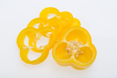 beyaz arkaplanda izole edilmiş tatlı biber