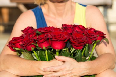 Çiçek açan koyu kırmızı güller.