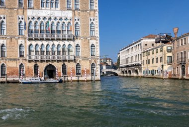 Venedik, İtalya - 6 Eylül 2022: Ca 'Foscari sarayı Venedik Dorsoduro bölgesinde Büyük Kanal' da.