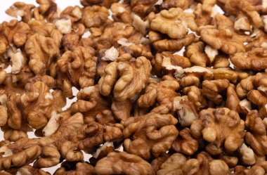 Olgun ceviz yığını yemeye hazır.