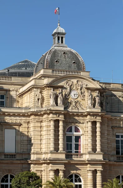 Luxembourg-trädgården i Paris. Luxembourg Palace är den officiella residenset för den franska senaten. — Stockfoto