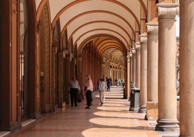 Bologna, İtalya - 9 Mayıs 2024: Bolonya 'nın kültürel ve mimari mirasının simgeleri ve şehir simgesi