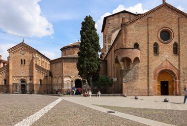 Bologna, İtalya - 9 Mayıs 2024: Bologna şehrindeki Santo Stefano Bazilikası. Sette Chiese (Yedi Kilise) veya Santa Gerusalemme (Kutsal Kudüs)).