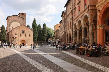 Bologna, İtalya - 9 Mayıs 2024: Piazza Santo Stefano ve Bologna şehrindeki Santo Stefano Bazilikası. Sette Chiese (Yedi Kilise) veya Santa Gerusalemme olarak bilinir.