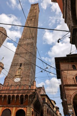 Bologna, İtalya - 9 Mayıs 2024: Bologna, Emilia-Romagna, İtalya 'da iki ünlü düşen kule Asinelli ve Garisenda