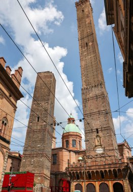 Bologna, İtalya - 9 Mayıs 2024: Bologna, Emilia-Romagna, İtalya 'da iki ünlü düşen kule Asinelli ve Garisenda