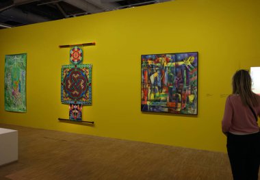 Paris, Fransa - 19 Mart 2025: The Center Pompidou 'daki Paris Noir sergisi 1950' lerden 2000 'e kadar Fransa' daki 150 siyahi sanatçının çalışmalarını sunar.