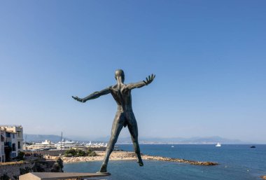 Antibes, Fransa - 19 Haziran 2025: Defi - Nicolas Lavarenne 'in deniz kenarındaki şehir duvarlarında bulunan bronz bir heykeli.