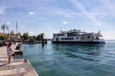 Lazise, İtalya - 10 Mayıs 2024: Garda Gölü 'nde feribot. Garda Gölü İtalya 'nın en sık rastlanan turistik bölgelerinden biridir..