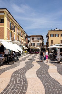 Lazise, İtalya - 10 Mayıs 2024: İtalya 'nın Garda Gölü' ndeki Lazise Gezisi 'nde İnsanlar