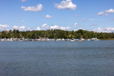 Trosa, İsveç - 29 Temmuz 2023: Sdermanland bölgesindeki Trosa 'da demirli tekne ve yatlar