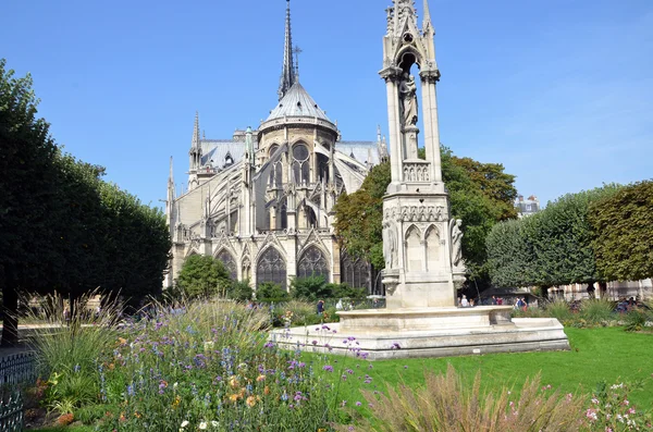 Paris - Jungfrauenbrunnen im Quadrat jean xxiii und Ostseite der Kathedrale Notre dame — Stockfoto