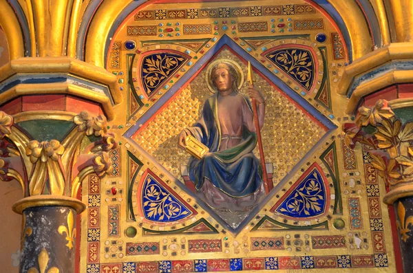 Paris - Interiors of the Sainte-Chapelle (Holy Chapel).  .  Medallion set with fake gems representing the apostles — Stock fotografie