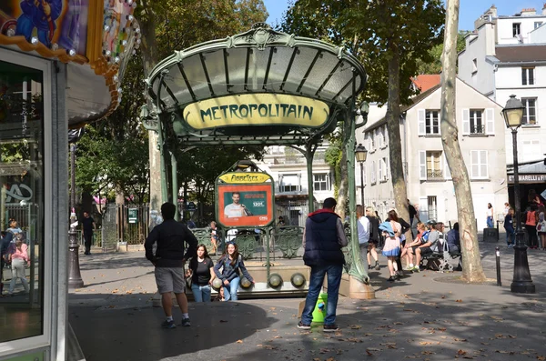 Paris - Famosa placa Art Nouveau para o sistema subterrâneo Metropolitain — Fotografia de Stock