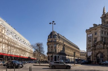 Paris, Fransa - 18 Mart 2025: Tipik Paris daireleri Haussmann Bulvarı 'ndaki La Fayette Galerisi ile Opra Garnier arasındaki.