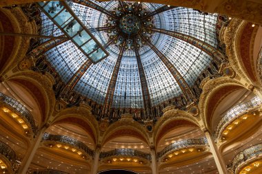 Paris, Fransa - 18 Mart 2025: Paris 'teki Lafayette Galerileri. Mimar Georges Chedanne dükkanı Art Nouveau marka cam ve çelik kubbeyle tasarladı.