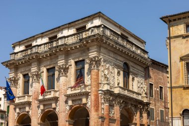 İtalya 'nın Vicenza kentindeki Loggia del Capitanio veya Loggia Bernarda olarak da bilinen saray Andrea Palladio tarafından tasarlanmıştır.