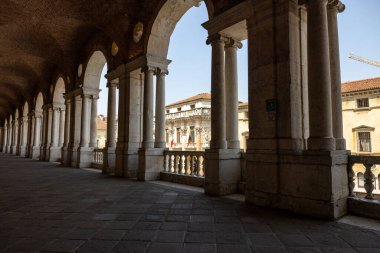 Vicenza 'daki Piazza dei Signori' nin merkezindeki Bazilika Palladiana 'da üst düzey loggia. İtalya