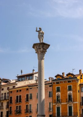 Piazza dei Signori tarihi Vicenza İtalya 'nın kalbindeki sütun kurtarıcısıyla.