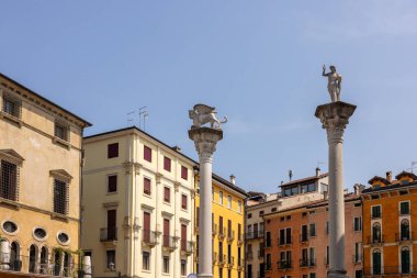 Piazza dei Signori tarihi Vicenza İtalya 'nın kalbindeki Aziz Mark Aslanı ve Kurtarıcısı sütunlarıyla.