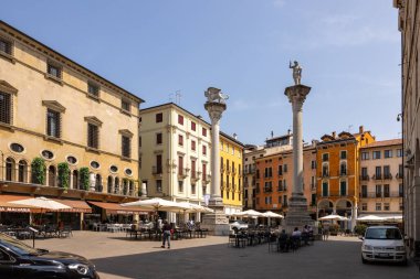 Vicenza, İtalya - 13 Haziran 2026: Tarihi Vicenza İtalya 'nın kalbinde Aziz Mark Aslanı ve Kurtarıcı sütunlarıyla Piazza dei Signori.