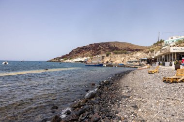 Akrotiri, Santorini, Yunanistan - 1 Temmuz 2021: Santorini 'deki Akrotiri sahili. Yunanistan