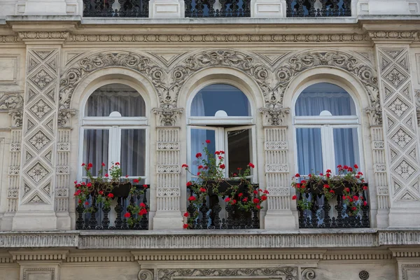 Fasada domu z balkonem w dzielnicy Montmartre. Paris, Francja — Zdjęcie stockowe