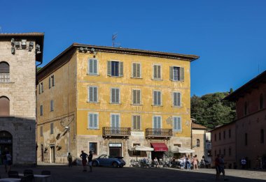 Sahip Marittima, İtalya - 11 Eylül 2022: Sahip Marittima 'daki Garibaldi Meydanı. İtalya