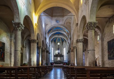 Sahip Marittima, İtalya - 11 Eylül 2022: Sahip Marittima 'daki Saint Cerbonius katedralinin içi. İtalya