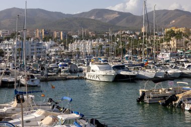 Benalmadena, İspanya - 15 Eylül 2023: Benalmadena, Costa del Sol Malaga, İspanya 'daki Puerto Marina' da demirlemiş tekne ve yatlar. Bu marinanın 1100 kişilik yatları var.